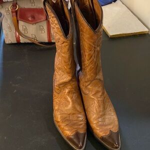 Cowboy boots for men Size 9 1/2D
Very good condition